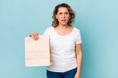 Orta yaşlı kadın şaşkın ve şaşkın hissediyor. konsepti kaldır