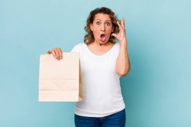 Orta yaşlı bir kadın ellerini havaya kaldırarak çığlık atıyor. konsepti kaldır