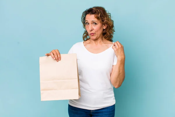 Vrouw Van Middelbare Leeftijd Die Arrogant Succesvol Positief Trots Uitziet — Stockfoto