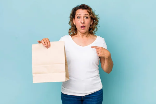 Mujer Mediana Edad Mirando Sorprendido Sorprendido Con Boca Abierta Apuntando — Foto de Stock