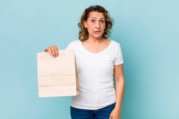 Mujer Mediana Edad Mirando Perplejo Confundido Quitar Concepto — Foto de Stock