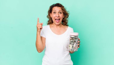 Orta yaşlı bir kadın bir fikri fark ettikten sonra mutlu ve heyecanlı bir dahi gibi hissediyor. kaydetme kavramı