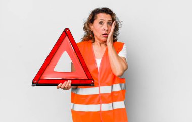 Orta yaşlı kadın şokta ve korkmuş hissediyor. araba acil konsepti