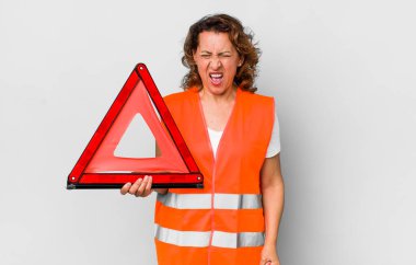 Orta yaşlı kadın mutsuz ve stresli görünüyor, intihar jesti silah işareti yapıyor. araba acil konsepti