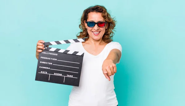 Mulher Meia Idade Apontando Para Câmera Escolhendo Você Conceito Filme — Fotografia de Stock