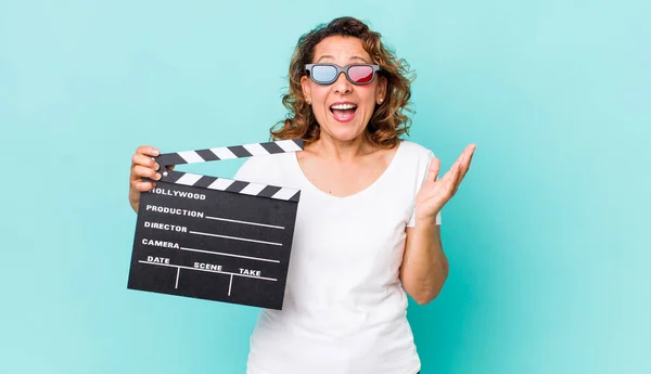 Femme Âge Moyen Sentant Heureux Étonné Quelque Chose Incroyable Concept — Photo