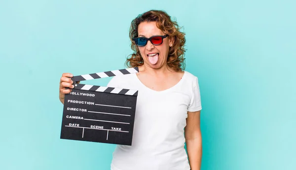 Mulher Meia Idade Com Atitude Alegre Rebelde Brincando Língua Furando — Fotografia de Stock