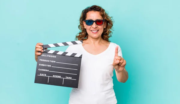 Mulher Meia Idade Sorrindo Olhando Amigável Mostrando Número Conceito Filme — Fotografia de Stock