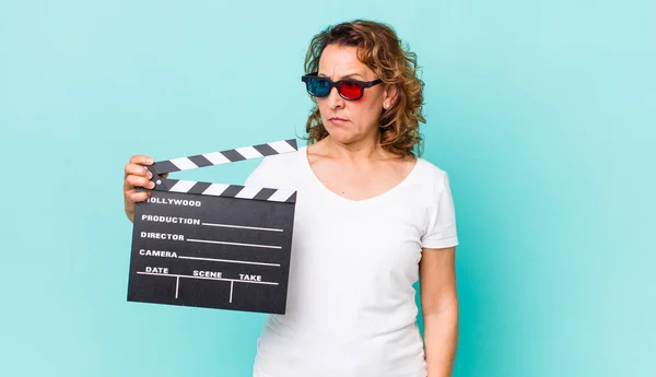 Donna Mezza Età Sente Triste Sconvolto Arrabbiato Guardando Lato Concetto — Foto Stock