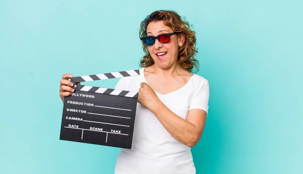 Mulher Meia Idade Sentindo Feliz Enfrentando Desafio Celebrando Conceito Filme — Fotografia de Stock