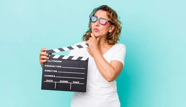 Mujer Mediana Edad Pensando Sintiéndose Dudosa Confundida Concepto Película —  Fotos de Stock