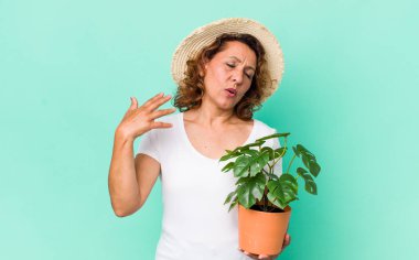 Orta yaşlı kadın stresli, endişeli, yorgun ve hayal kırıklığına uğramış hissediyor. gardering konsepti