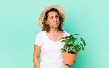 Orta yaşlı bir kadın üzgün ve mızmızlanıyor. Mutsuz bir bakışı var ve ağlıyor. gardering konsepti