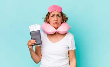 Orta yaşlı bir kadın üzgün ve mızmızlanıyor. Mutsuz bir bakışı var ve ağlıyor. uçuş yolcusu