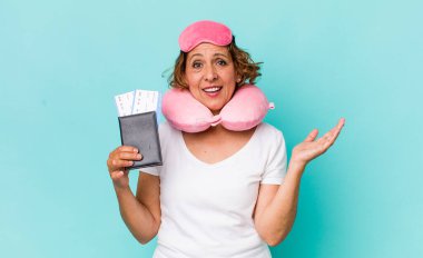 Orta yaşlı bir kadın kendini mutlu hissediyor, bir çözüm ya da fikir bulduğuna şaşırıyor. uçuş yolcusu