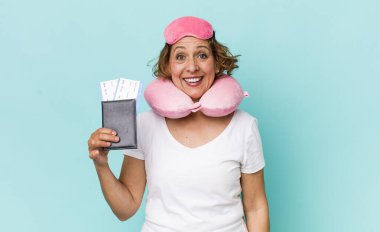 Orta yaşlı kadın mutlu ve hoş bir şekilde şaşırmış görünüyor. uçuş yolcusu