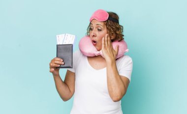 Orta yaşlı bir kadın mutlu, heyecanlı ve şaşırmış hissediyor. uçuş yolcusu