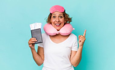 Orta yaşlı bir kadın bir fikri fark ettikten sonra mutlu ve heyecanlı bir dahi gibi hissediyor. uçuş yolcusu