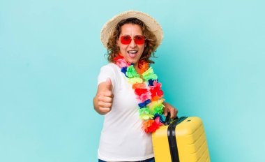 Orta yaşlı bir kadın gururlu, olumlu gülümsüyor. Yaz tatili konsepti