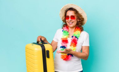 Orta yaşlı bir kadın neşeli bir şekilde gülümsüyor, mutlu hissediyor ve bir konsept gösteriyor. Yaz tatili konsepti