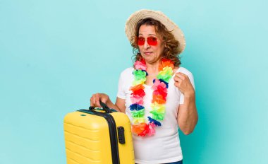 Orta yaşlı kadın kibirli, başarılı, pozitif ve gururlu görünüyor. Yaz tatili konsepti