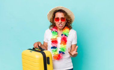 Orta yaşlı bir kadın sinirli, sinirli ve sinirli görünüyor. Yaz tatili konsepti