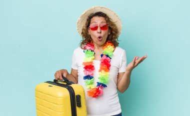 Orta yaşlı bir kadın inanılmaz bir sürprizle şaşkına döndü ve hayrete düştü. Yaz tatili konsepti