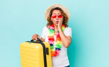 Orta yaşlı kadın şokta ve korkmuş hissediyor. Yaz tatili konsepti