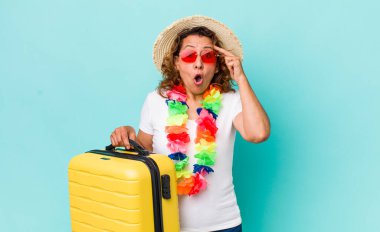 Orta yaşlı kadın şaşırmış görünüyor, yeni bir düşünce, fikir ya da konseptin farkına varıyor. Yaz tatili konsepti