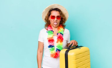 Orta yaşlı bir kadın iğreniyor, sinirleniyor ve dili dışarı çıkıyor. Yaz tatili konsepti