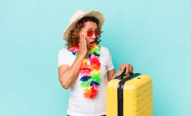 Orta yaşlı bir kadın mutlu, heyecanlı ve şaşırmış hissediyor. Yaz tatili konsepti