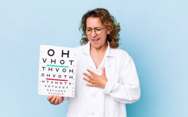 Orta yaşlı bir kadın komik bir şakaya yüksek sesle gülüyor. vizyon testi kavramı