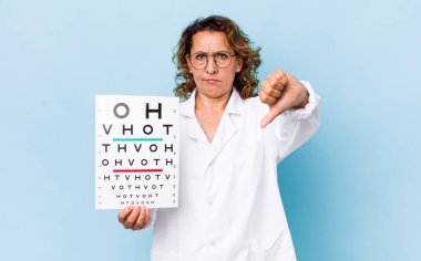 Orta yaşlı bir kadın kendini kötü hissediyor, baş parmağını kaldırıyor. vizyon testi kavramı