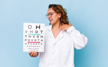 Orta yaşlı kadın stresli, endişeli, yorgun ve hayal kırıklığına uğramış hissediyor. vizyon testi kavramı