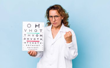 Orta yaşlı bir kadın sinirli, sinirli, asi ve agresif hissediyor. vizyon testi kavramı