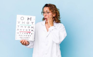 Orta yaşlı bir kadın mutlu, heyecanlı ve şaşırmış hissediyor. vizyon testi kavramı