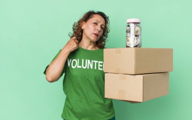 Orta yaşlı kadın stresli, endişeli, yorgun ve hayal kırıklığına uğramış hissediyor. gönüllü ve bağış konsepti