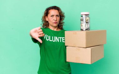 Orta yaşlı bir kadın kendini kötü hissediyor, baş parmağını kaldırıyor. gönüllü ve bağış konsepti