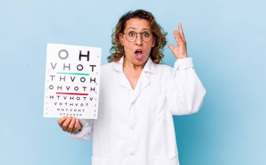 Orta yaşlı bir kadın ellerini havaya kaldırarak çığlık atıyor. vizyon testi kavramı