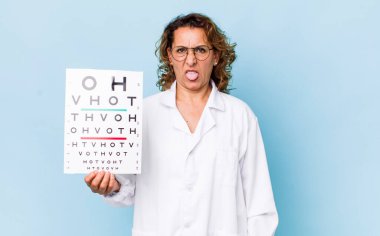 Orta yaşlı bir kadın iğreniyor, sinirleniyor ve dili dışarı çıkıyor. vizyon testi kavramı