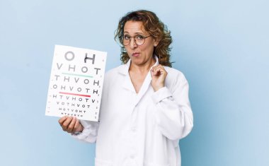 Orta yaşlı kadın kibirli, başarılı, pozitif ve gururlu görünüyor. vizyon testi kavramı