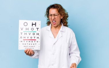 Orta yaşlı kadın mutsuz ve stresli görünüyor, intihar jesti silah işareti yapıyor. vizyon testi kavramı