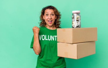 Orta yaşlı kadın şokta, gülüyor ve başarıyı kutluyor. gönüllü ve bağış konsepti