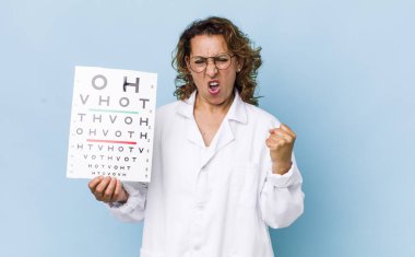 Orta yaşlı bir kadın sinirli bir ifadeyle agresif bir şekilde bağırıyor. vizyon testi kavramı