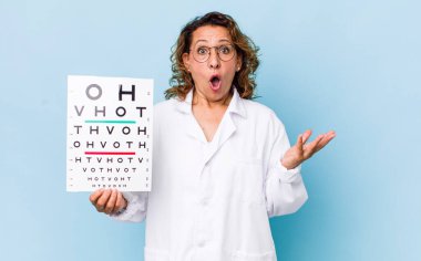 Orta yaşlı bir kadın inanılmaz bir sürprizle şaşkına döndü ve hayrete düştü. vizyon testi kavramı