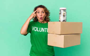 Orta yaşlı kadın şaşırmış görünüyor, yeni bir düşünce, fikir ya da konseptin farkına varıyor. gönüllü ve bağış konsepti