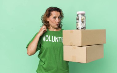 Orta yaşlı kadın kibirli, başarılı, pozitif ve gururlu görünüyor. gönüllü ve bağış konsepti