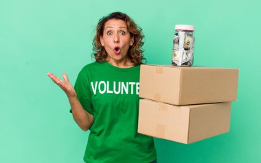 Orta yaşlı bir kadın çok şaşırmış ve şok olmuş hissediyor. gönüllü ve bağış konsepti