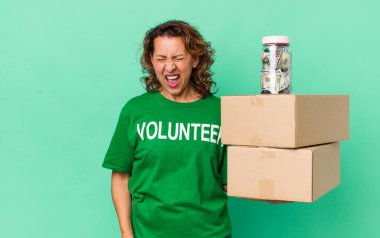 Orta yaşlı kadın mutsuz ve stresli görünüyor, intihar jesti silah işareti yapıyor. gönüllü ve bağış konsepti