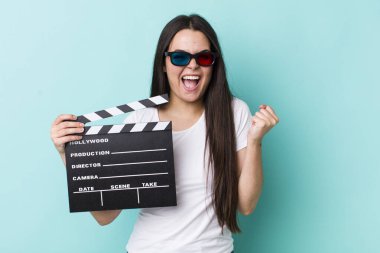 Genç bir kadın şokta, gülüyor ve başarıyı kutluyor. film konsepti